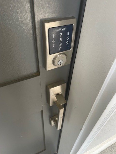 Smart deadbolt touchscreen
